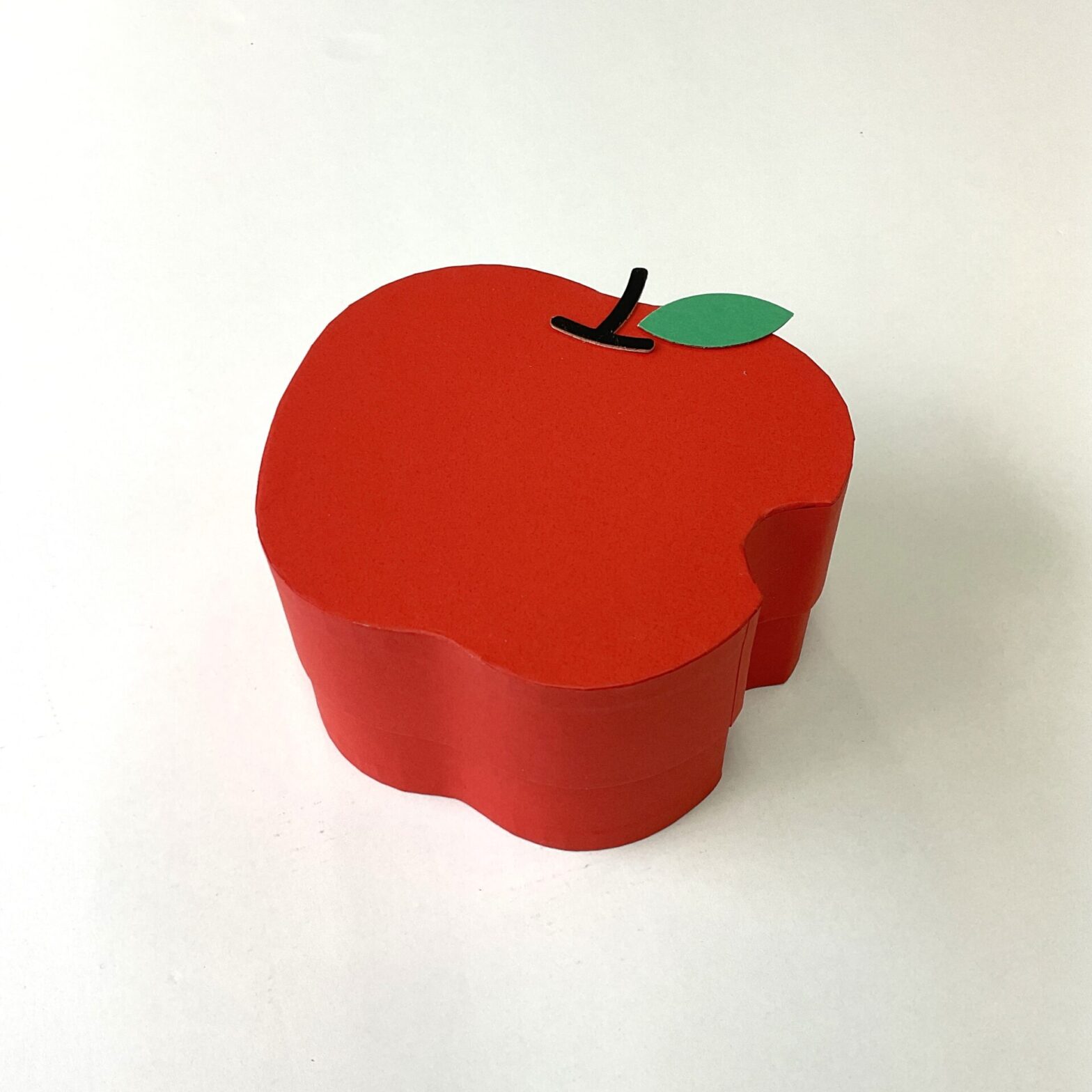 ギフトボックスやパッケージとして使えるりんごの形の貼り箱
