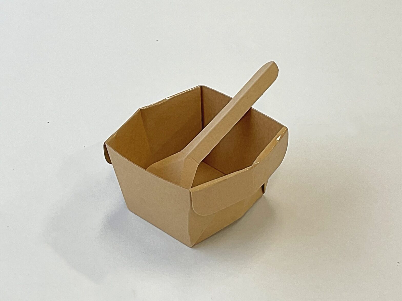 ナフサ制約下における食品容器の紙化にインクレスな紙カップ